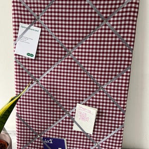 Süßes Gingham Karo Leicht Gepolstertes Stoff Memo Board in Weinrot / Burgunderrot - Wanddekor zur Aufbewahrung von Fotos, Notizen, Karten