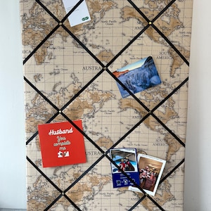 Tableau d'affichage en tissu représentant une carte du monde de l'Atlas en pierre - Épinglez vos souvenirs de voyage sur un ruban mémo français ou un bulletin en liège, cadeau parfait, fait main