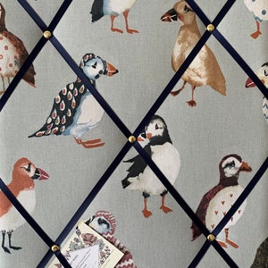 Fait main sur mesure en tissu légèrement rembourré/tableau pour mémo en tissu gris ponce oiseau macareux