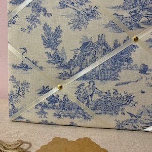 Fait main sur mesure, tissu légèrement rembourré, tableau d'affichage / mémo en toile de Jouy, tissu French Lovers bleu image 3