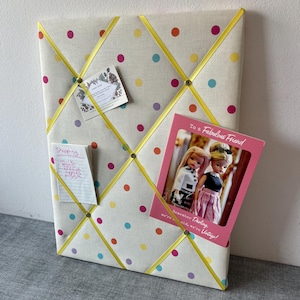 Tableau d'affichage en ruban de tissu à pois multicolore soleil pour photos, notes, listes de tâches, souvenirs et plus - Tableau mémo sur mesure fait main sur commande