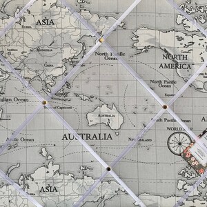 Fait main sur mesure, tissu légèrement rembourré, tableau d'affichage / mémo fabriqué à partir de tissu gris Fryetts de carte du monde de l'Atlas image 4