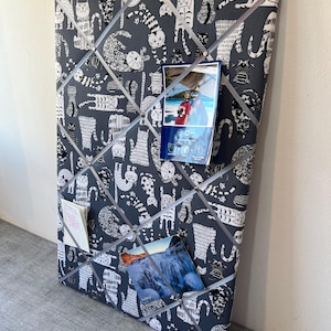 Joli tableau d'affichage en tissu avec un chat en gris foncé - Tableau pour mémo personnalisé en français avec ruban - Cadeau pour amoureux des chats - Fait main sur commande