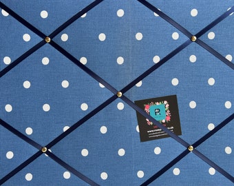 Fabriqué à la main sur mesure en tissu légèrement rembourré Notice Memo Cork Pin Memo Board fabriqué à l'aide de tissu Denim Blue Dotty Spot