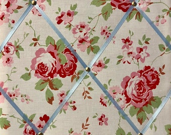 Tableau d'affichage artisanal en tissu légèrement rembourré, 40 x 30 cm, fabriqué à partir de fleurs florales blanc rosali rose