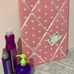 Tableau d'affichage en tissu rose et blanc légèrement rembourré, cartes pop, notes et photos derrière les rubans ou épingles - Fabriqué selon vos spécifications