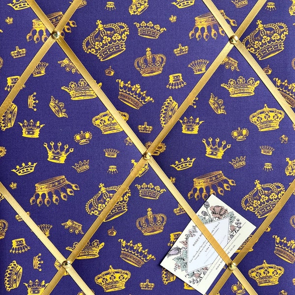 Avis de tissu légèrement rembourré fabriqué à la main sur mesure / Memo Board fabriqué à l’aide de couronnes royales jaune d’or sur le jubilé de platine violet