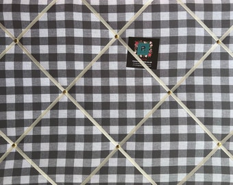 Sur mesure Fabriqué à la main Légèrement rembourré Avis / Memo Board fabriqué à l’aide de tissu gingham gingham au charbon gris foncé