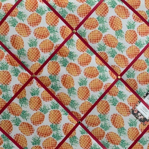 Fabriqué à la main sur mesure Légèrement rembourré Avis / Memo Board fabriqué à l’aide de tissu imprimé fruit ananas