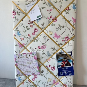 Tableau d'affichage en tissu blanc Bird Trail en gris, rose et bleu - Tableau d'affichage en ruban personnalisé pour photos, mémos et listes, idée cadeau fait main