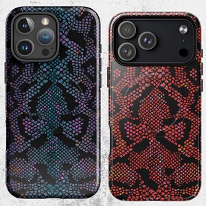 Pode incluir: Duas capas de telemóvel com um padrão de pele de cobra. Uma capa tem um gradiente de azul, roxo e verde. A outra capa tem um gradiente de vermelho, laranja e amarelo. Ambas as capas têm uma borda preta e uma estrutura de câmara.