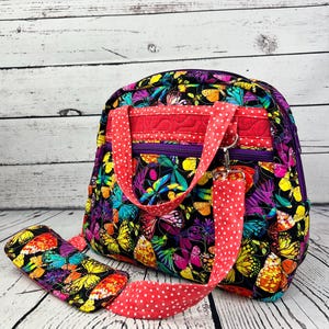 Gewatteerde handtas vlinder – kleurrijke stoffen portemonnee met rode stippen band | Handgemaakte crossbodytas | Levendige schoudertas | Cadeau voor haar