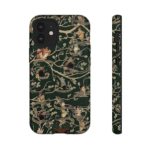 Puede incluir: Una funda de teléfono verde con un diseño de tapiz que presenta un árbol genealógico con muchas caras y nombres. La funda es para un iPhone 13 Pro.