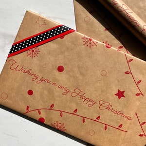 Papel de regalo kraft ecológico de lujo rojo "Feliz Navidad", 100 % reciclado y reciclable, papel de regalo navideño sostenible y de lujo.