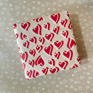 Papier d'emballage cadeau écologique à imprimé coeurs rouges et blancs, 100 % recyclé et recyclable, emballage cadeau d'anniversaire durable