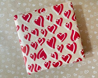 Papel de regalo con corazones rojos y blancos, 50 cm de ancho, ecológico, 100 % Kraft reciclado / Reciclable, sostenible, sin plástico.