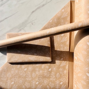 Weiße Gartenblumen umweltfreundliches Geschenkpapier, 100% recycelt und recycelbar, Kraftpapier, Geburtstagspapier.