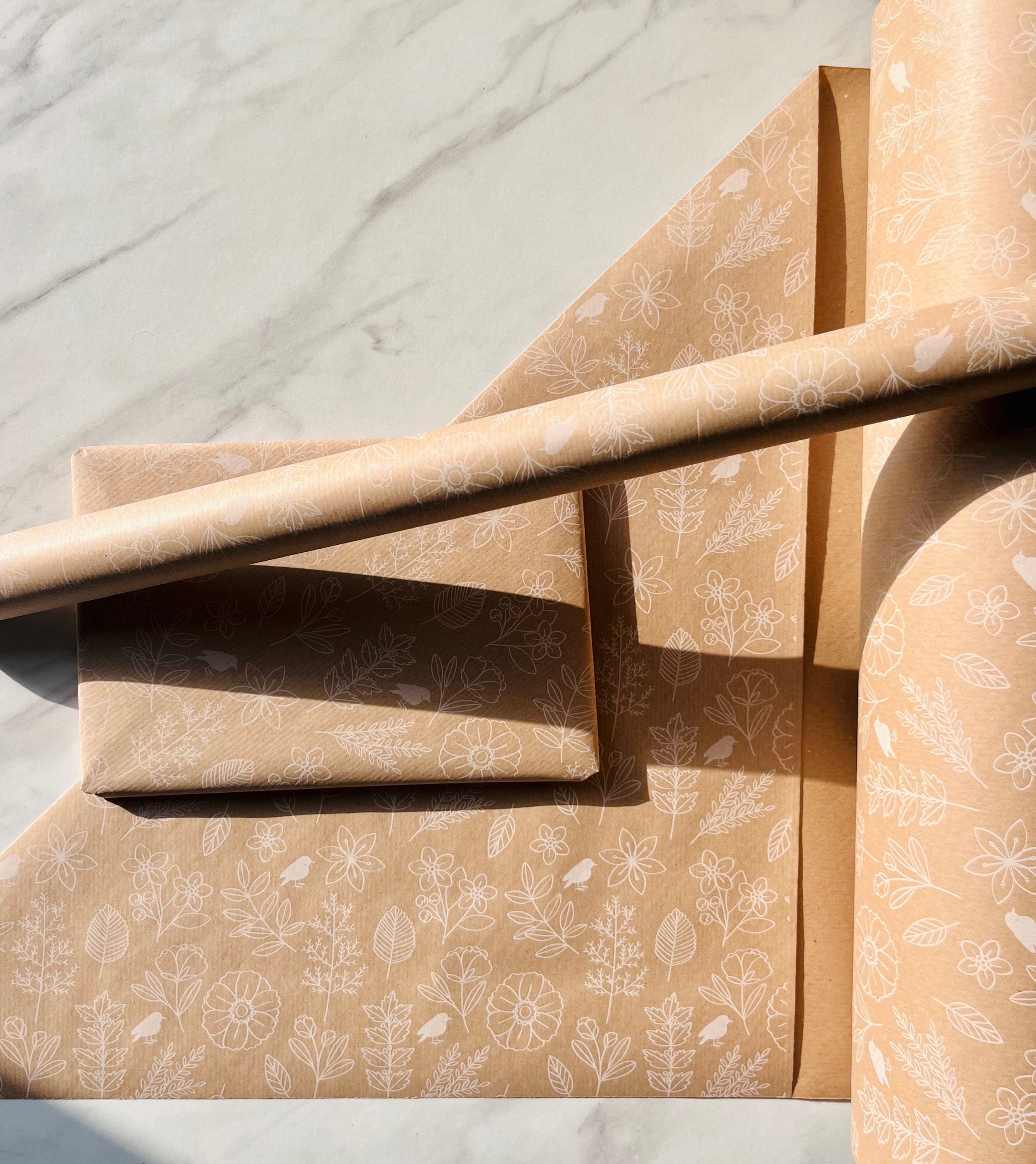 Geschenkpapier Weiß Gartenblumen 50 CM Breit Eco Freundlich, 100% Recycled Kraftpapier | Recyclebare, nachhaltige, plastikfreie Geschenkverpackung