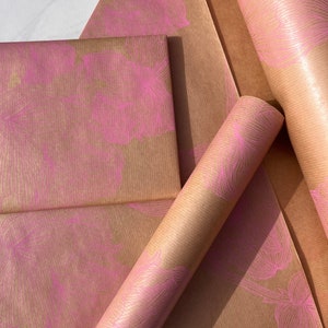 Roze bloemenprint milieuvriendelijk kraftcadeaupapier, 100% gerecycled en recyclebaar, Moederdag, duurzaam inpakpapier voor verjaardag.
