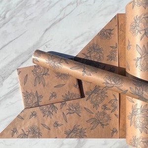 Grijze bloemenprint duurzaam milieuvriendelijk kraftpapier verjaardagscadeau inpakpapier, 100% gerecycled en recyclebaar cadeaupapier,
