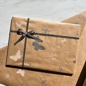Papel de regalo Kraft ecológico con diseño de mariposa blanca y plateada, 100 % reciclado y reciclable, papel de regalo para el Día de la Madre y cumpleaños.