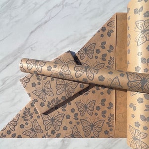 Papier d'emballage cadeau écologique Evie Grey floral et papillon, 100 % recyclé et recyclable, papier cadeau fête des mères, anniversaire.