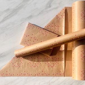 Papier cadeau écologique à imprimé coeurs confettis roses et rouges, emballage cadeau 100 % recyclé et recyclable, emballage kraft durable