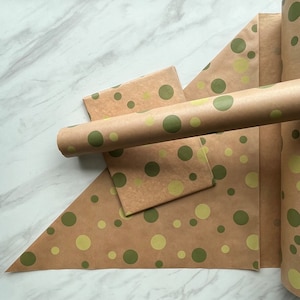 Papier cadeau écologique à pois verts, emballage cadeau 100 % recyclé et recyclable, papier d'emballage kraft, papier d'emballage d'anniversaire