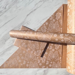 Papier cadeau écologique Evie blanc papillon et floral, 100 % recyclé et recyclable, papier kraft anniversaire fête des mères.