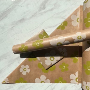 Papel de regalo ecológico con estampado floral verde y blanco, 100 % reciclado y reciclable, papel de regalo kraft para cumpleaños, sostenible.