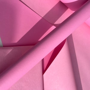 Duo de papiers d'emballage cadeau kraft respectueux de l'environnement rose/foncé, 100 % recyclé et recyclable, papier d'emballage durable pour la fête des mères, anniversaire.