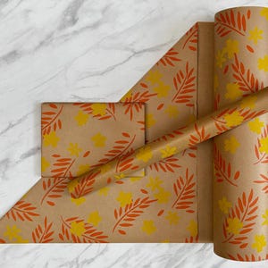 Papel de embrulho ecológico com estampa floral laranja e amarelo, 100% reciclado e reciclável, papel de embrulho Kraft, papel de embrulho para aniversários.