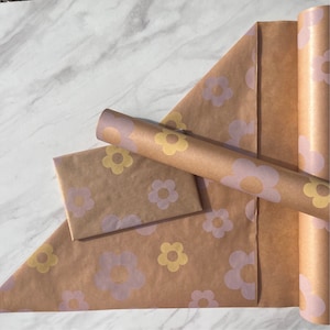 Papel de regalo Kraft ecológico con estampado floral morado, amarillo y lila, 100 % reciclado y reciclable, para envolver regalos de cumpleaños y del Día de la Madre