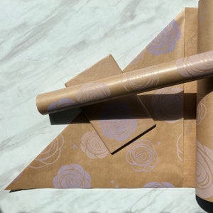 Papel de embrulho kraft ecológico com estampa de rosas lilases roxas, 100% reciclado e reciclável, papel de embrulho sustentável para o Dia das Mães e aniversários.