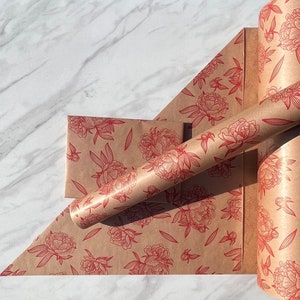 Papier d'emballage cadeau écologique à imprimé floral rouge, 100 % recyclé et recyclable, fête des mères, papier d'emballage d'anniversaire.