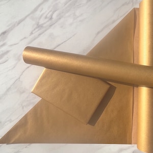 Papier cadeau écologique doublé d'or métallique, 100 % recyclé et recyclable, papier kraft durable, emballage cadeau d'anniversaire