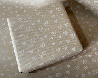 Papel de regalo blanco con estampado de corazones, 50 cm de ancho, ecológico, 100 % reciclado, papel kraft/reciclable, sostenible, sin plástico.