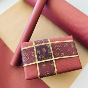 Kerstmis Bordeaux 50 GSM Eco-vriendelijk cadeaupapier, 100% gerecycled en recyclebaar, Kraft Verjaardagsinpakpapier, Duurzame cadeauverpakking afbeelding 3