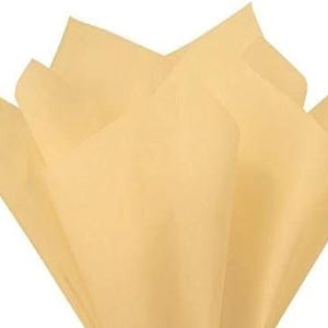 Könnte beinhalten: Ein Stapel hellbeiger Seidenpapierbögen, die fächerförmig angeordnet sind. Das dünne, halbtransparente Papier weist scharfe Faltkanten und spitze Ecken auf, was ein geschichtetes, strukturiertes Erscheinungsbild mit weichen, neutralen Tönen erzeugt.