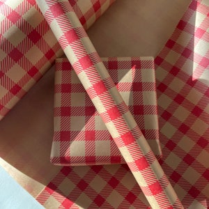 Papier cadeau kraft à carreaux vichy rouge respectueux de l'environnement, 100 % recyclé et recyclable, papier cadeau fête des mères, anniversaire.