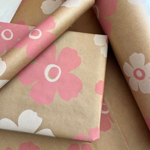 Papel de regalo ecológico con estampado floral rosa y blanco, 100 % reciclado y reciclable, papel de regalo kraft para cumpleaños, sostenible.