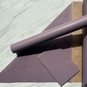 Papier d'emballage cadeau écologique doublé lilas violet, 100 % recyclé et recyclable, papier d'emballage durable pour la fête des mères, anniversaire.