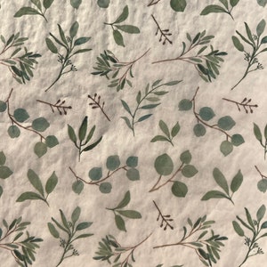 Papel de seda ecológico con estampado de eucalipto botánico, 100 % reciclado y reciclable, ideal para cumpleaños y bodas.