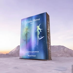 K&ouml;nnte beinhalten: Eine blaue und violette Orakelkarten-Deckbox mit dem Titel "Nebulas Mirror Oracle" und dem Text "A 45 Card Deck and Guidebook, Wizard Nomad".