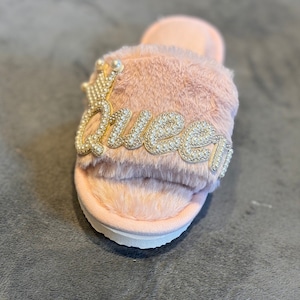 Queen pantoffels | Bruiloft | Pantoffels bruidsmeisje | Vrijgezellenfeest | Gepersonaliseerde pantoffels | Zwarte pantoffels| Roze pantoffels | Witte pantoffels | Cadeau