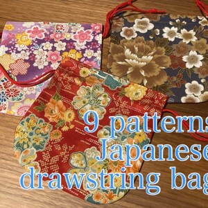 Peut inclure: Trois petits sacs à cordon avec des motifs floraux. Les sacs sont en tissu et ont des cordons de serrage rouges. Le texte "9 patterns Japanese drawstring bag" est écrit en lettres bleues sur un fond blanc.