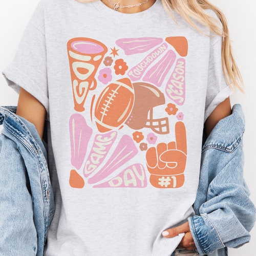 Camiseta de fútbol rosa retro: Camiseta unisex estilo preppy para el día del partido