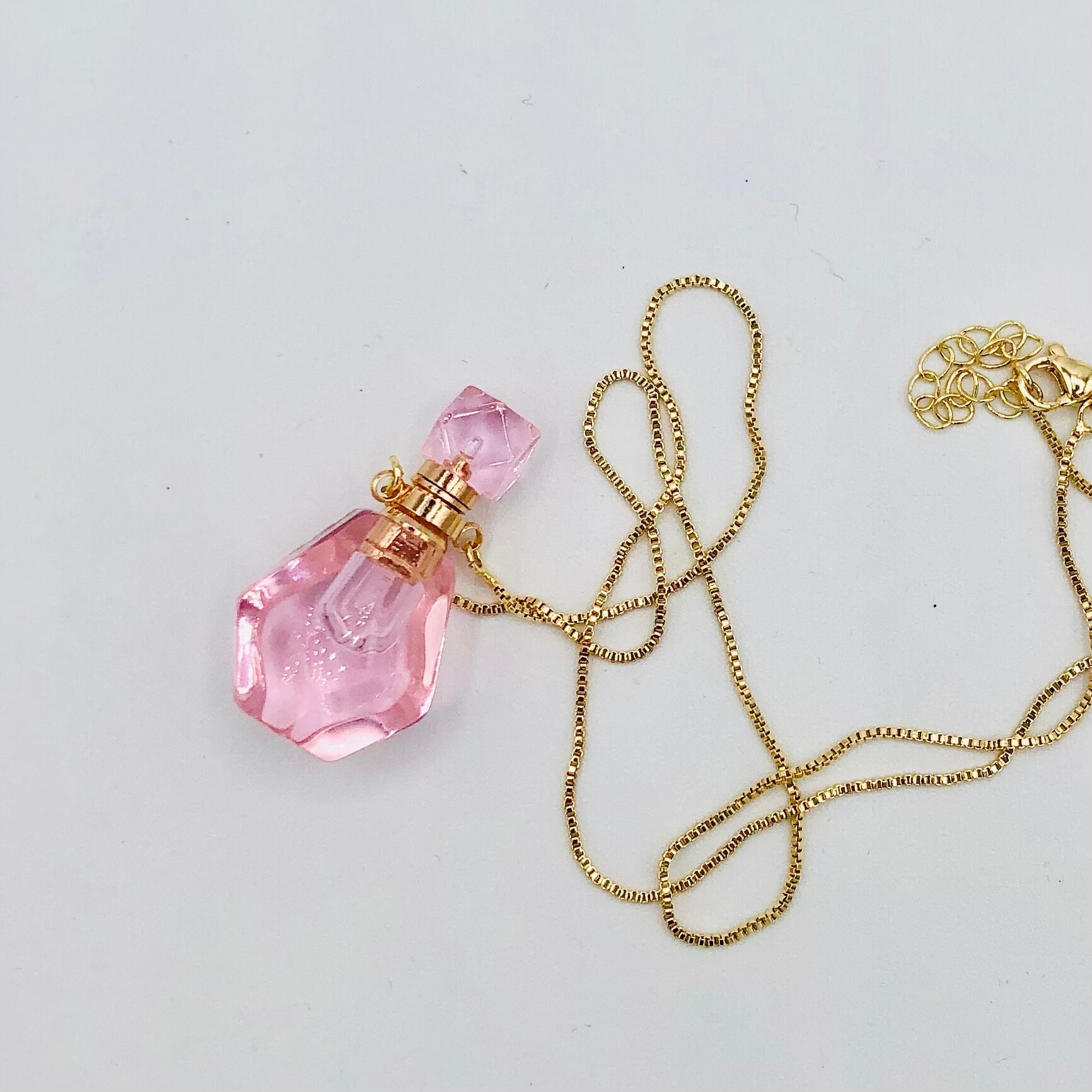 Collier Pendentif Carré En Cristal Rose - Fil Nylon, Marque Le Monde En Parfum, Moins De 30cm, Occasion