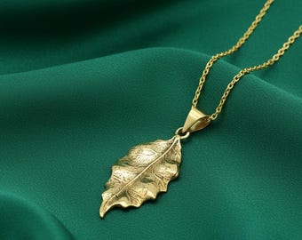 Collar con colgante de hoja de latón / Joyería natural en tono dorado / Dije botánico con estilo / Amuleto de hoja con textura detallada / Regalo único para ella