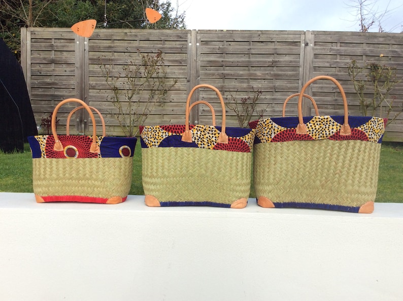 Panier en osier marron foncé, tissu coloré et 2 anses